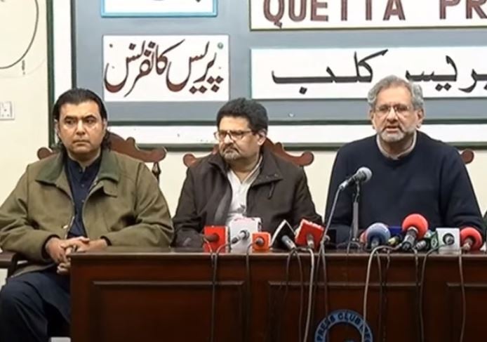 pml n leaders shahid khaqan abbasi r miftah ismail c and former senator mustafa nawaz khokhar l addressing a press conference in quetta on jan 22 2023 screengrab