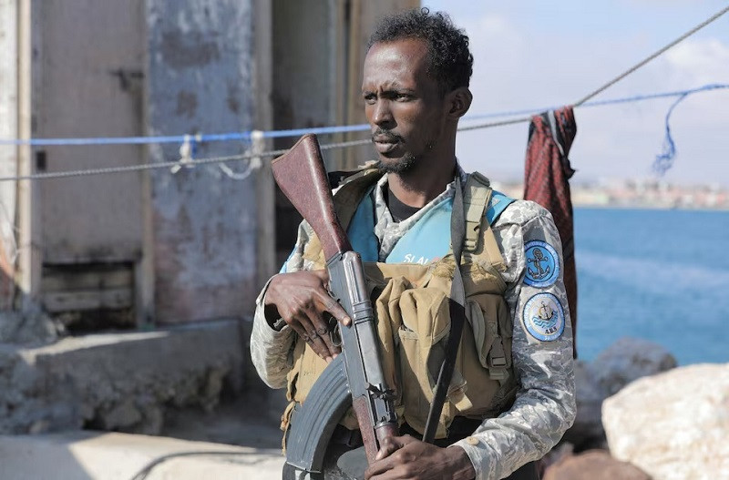A member of the Puntland Maritime Police Force (PMPF) stands guard on the coast of Bosaso, in the semi-autonomous region of Puntland, Somalia January 30, 2024. PHOTO: REUTERS
