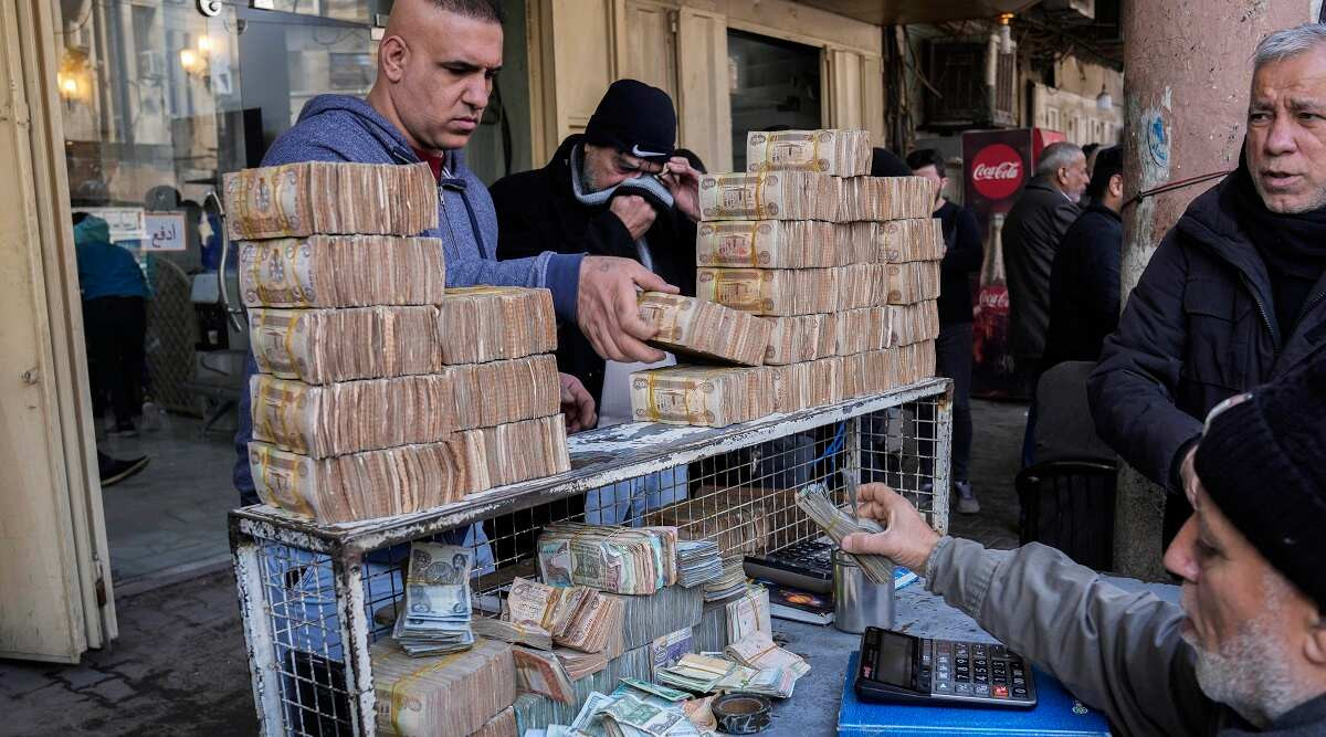 عراقی دینار ڈالر کے مقابلے میں گرنے پر بغداد میں احتجاج |  ایکسپریس ٹریبیون