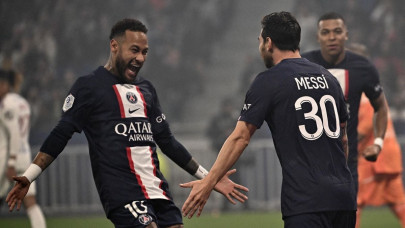 messi strikes to keep psg on top