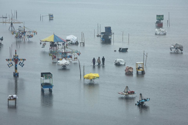 people wade through a flooded beach after heavy rainfall in chennai india november 8 2021 reuters people wade through a flooded beach after heavy rainfall in chennai india november 8 2021 reuters