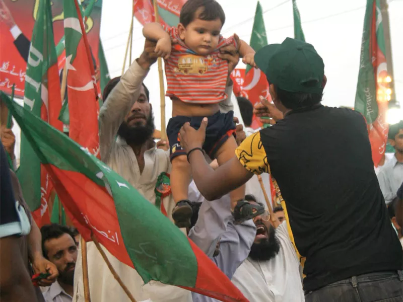 waiting for imran pti supporters beat the heat sit the day out waiting for imran pti supporters beat the heat sit the day out