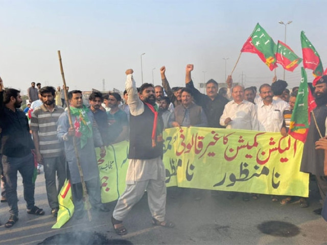 pti workers protest party supremo imran khan s disqualification in quetta