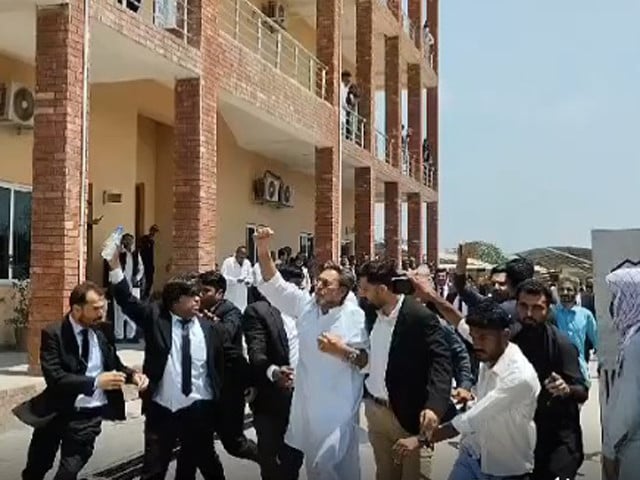 pti lawyers attack maneka outside the courtroom punching him multiple times screengrab