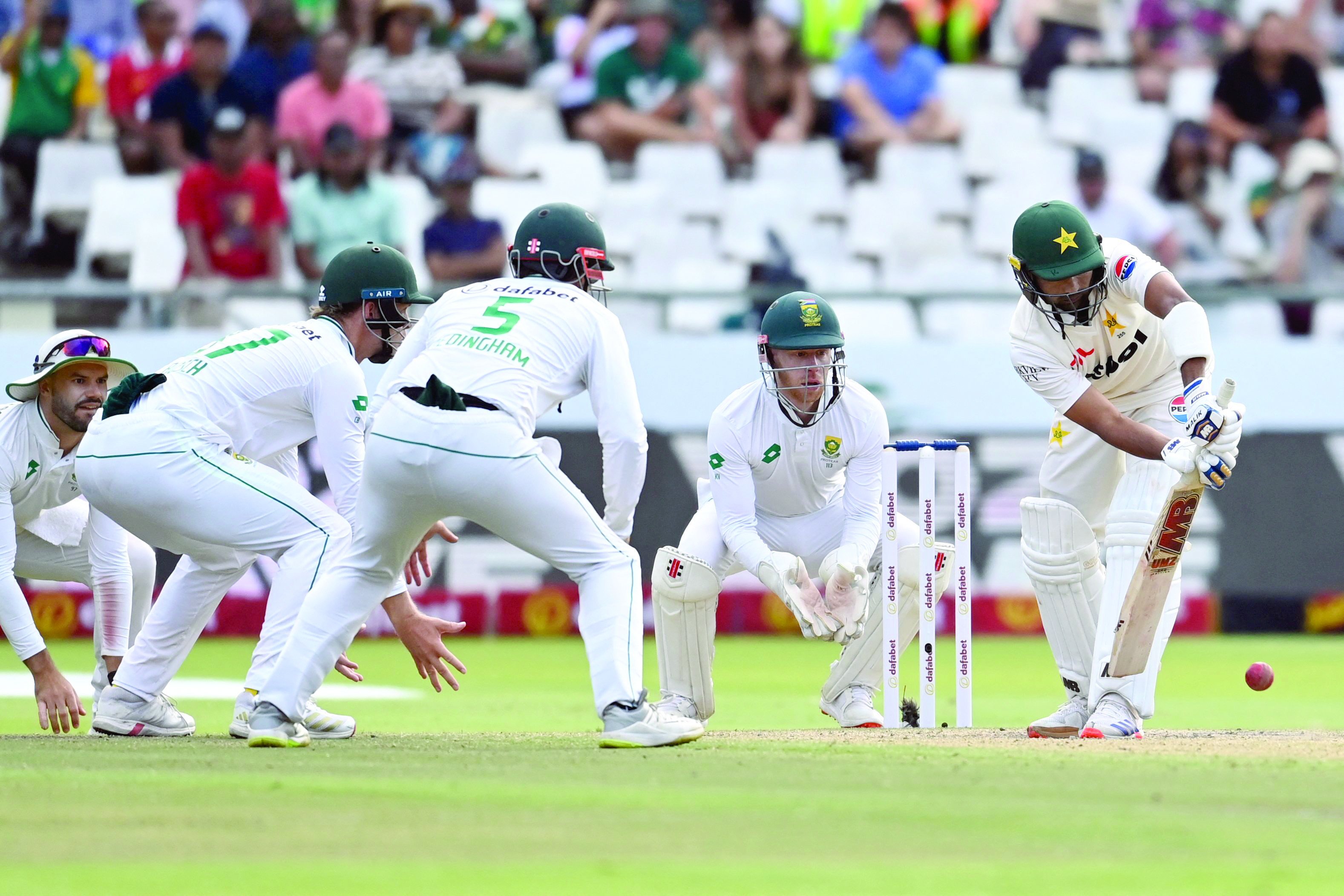 pakistan s khurram shahzad r plays a shot as south africa s kyle verreynne 2nd r reacts during the third day of the second test match at newlands stadium in cape town photo afp