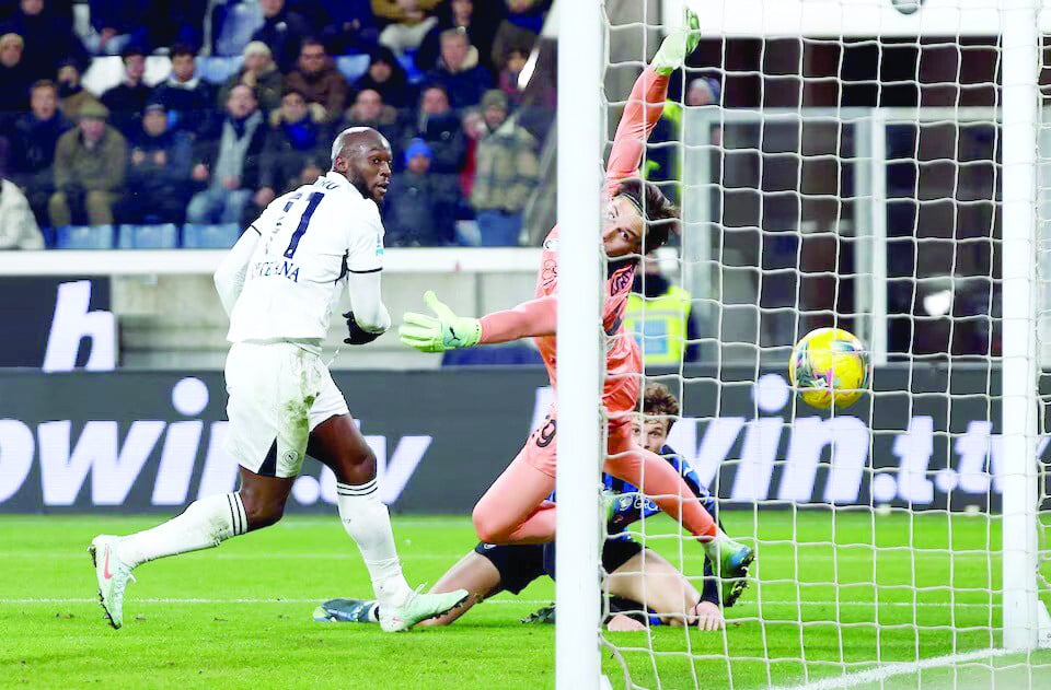 napoli s romelu lukaku scores their third goal during serie a match against atalanta at gewiss stadium bergamo italy on january 18 photo reuters