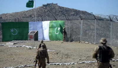 a pakistani soldier keeps vigil at the border fencing along with afghanistan photo afp file