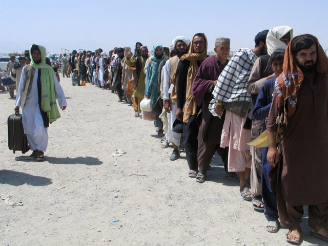 people wait to cross into afghanistan at the friendship gate crossing point at the pakistan afghanistan border town of chaman pakistan august 19 2021 photo reuters people wait to cross into afghanistan at the friendship gate crossing point at the pakistan afghanistan border town of chaman pakistan august 19 2021 photo reuters