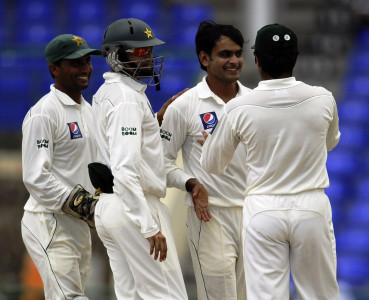 hafeez and umar build on lead hafeez and umar build on lead