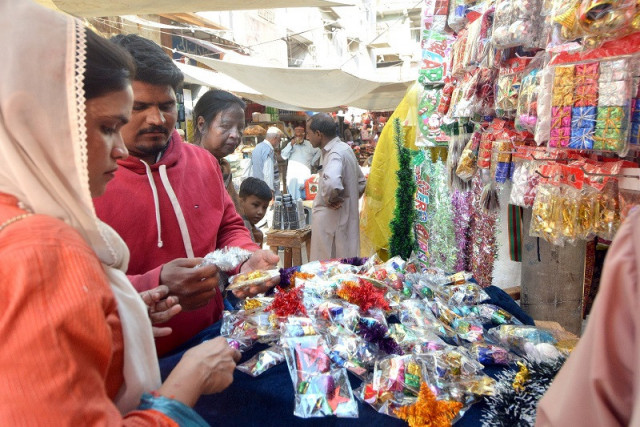 a visible increase in purchases is seen in the week right before christmas photo express