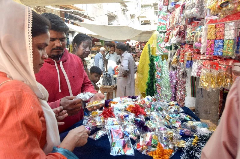 a visible increase in purchases is seen in the week right before christmas photo express