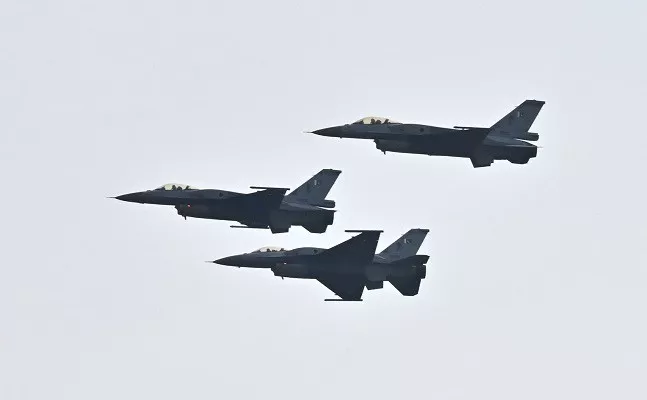 paf f 16s during the fly past photo gop paf f 16s during the fly past photo gop