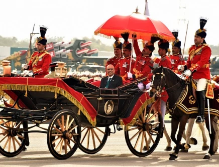 president zardari arrives escorted by the presidential guard photo gop