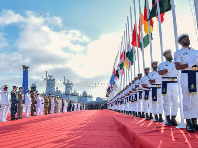 pakistan navy paratroopers unfurl turkish flag in solidarity with quake victims pakistan navy paratroopers unfurl turkish flag in solidarity with quake victims