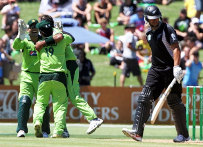 misbah breaks pakistan s napier jinx