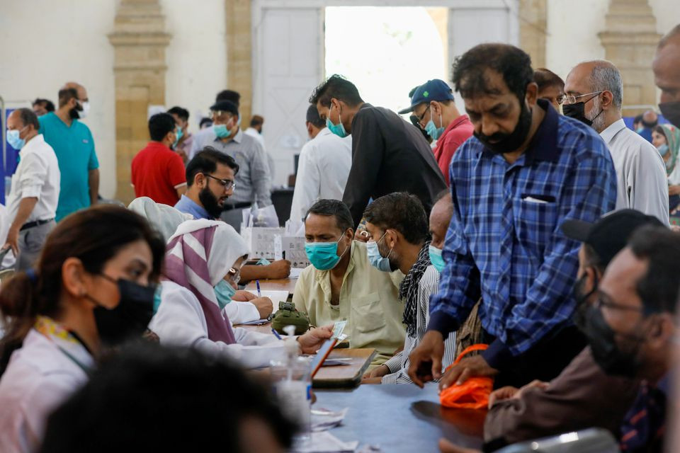 people gather to receive their coronavirus disease covid 19 vaccine doses at a vaccination centre in karachi pakistan april 28 2021 photo reuters file