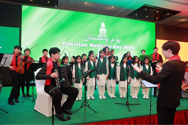 A troupe of Chinese and Pakistani children jointly performed at the Pakistan National Day reception at the Pakistan Embassy in Beijing. PHOTO: APP