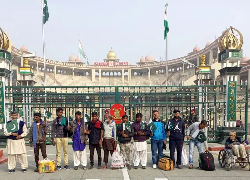 pakistani prisoners released by india return via wagah border pakistani prisoners released by india return via wagah border