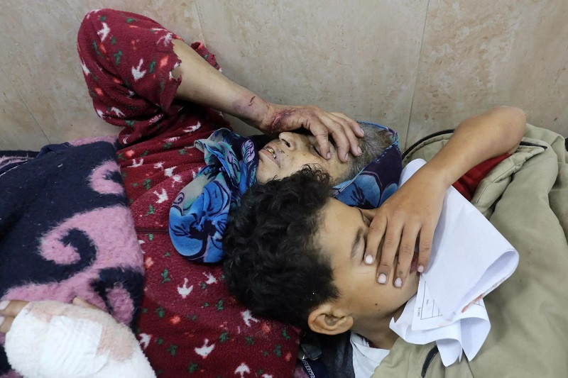 A woman and child injured in an Israeli bombardment lie at a hospital in Gaza on December 30, 2023. PHOTO: AFP