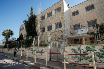 palestinians shut west bank schools to contain coronavirus variants