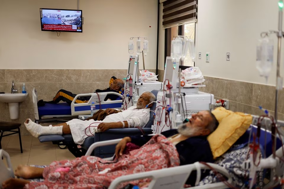 Palestinian kidney patients lie on hospital beds, as health officials say they are running out of fuel to operate dialysis devices, amid the ongoing Israeli-Palestinian conflict, at Naser hospital in Khan Younis in the southern Gaza Strip October 15, 2023. PHOTO: REUTERS
