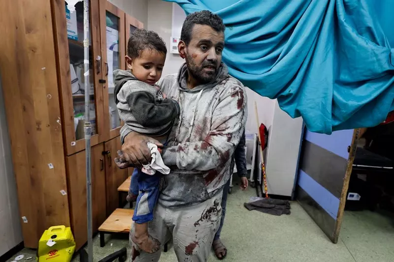 israel hamas conflict gaza s al shifa hospital has tanks at its gates