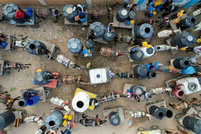 palestinians with animal drawn carts collect water from a water desalination plant in central gaza strip october 27 2023 photo reuters palestinians with animal drawn carts collect water from a water desalination plant in central gaza strip october 27 2023 photo reuters