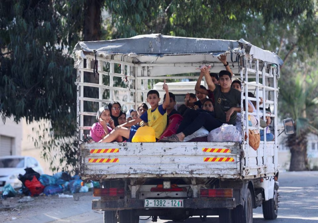 palestinians flee their houses heading toward the southern part of gaza strip amid the conflict in gaza city october 13 2023 photo reuters palestinians flee their houses heading toward the southern part of gaza strip amid the conflict in gaza city october 13 2023 photo reuters