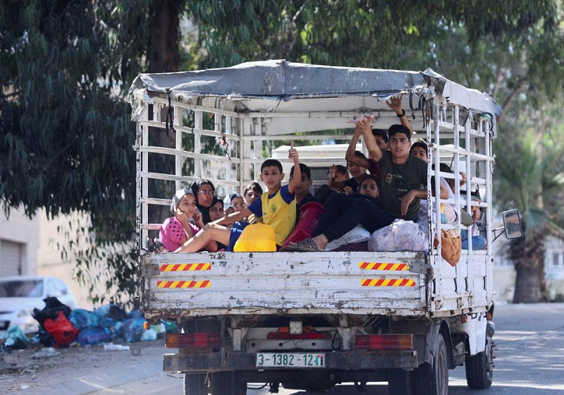 palestinians flee their houses heading toward the southern part of gaza strip amid the conflict in gaza city october 13 2023 photo reuters