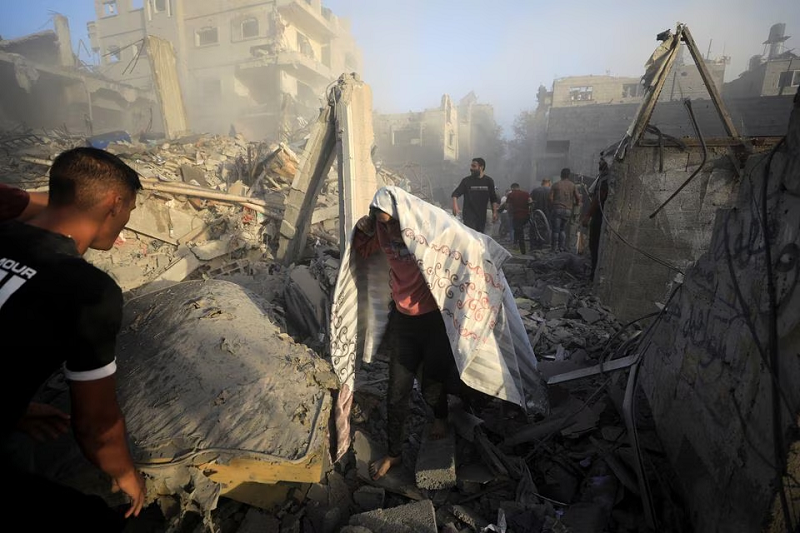 palestinians evacuate the site of israeli strikes on houses in maghazi refugee camp in the central gaza strip november 6 2023 photo reuters