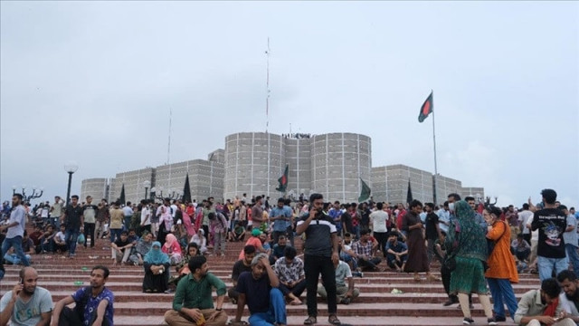anti government protestors gather at the parliament house in dhaka on august 5 2024 photo anadolu agency anti government protestors gather at the parliament house in dhaka on august 5 2024 photo anadolu agency