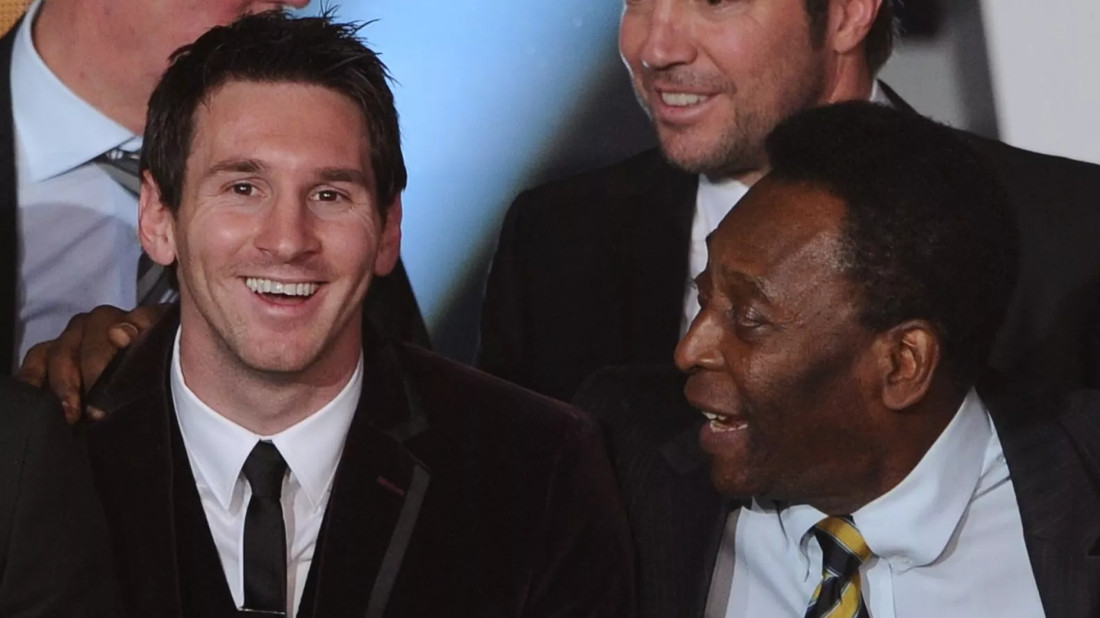 pele congratulates messi for equalling goal record