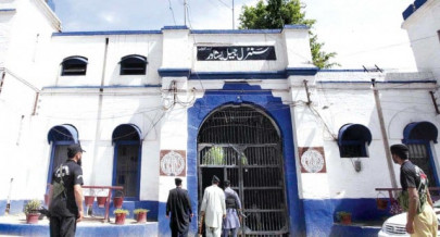 six injured in peshawar central prison clashes