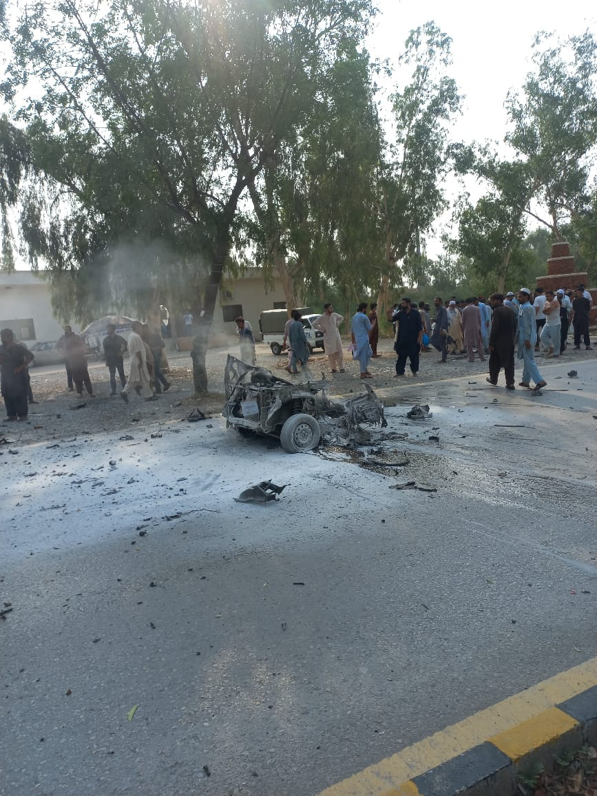 eight fc men injured in peshawar suicide attack