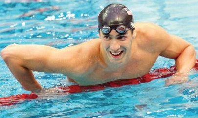 swimming phelps wins 200m backstroke