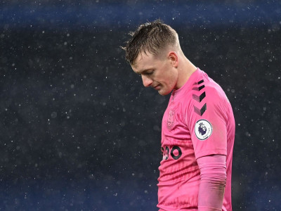 everton s ancelotti defends pickford after error