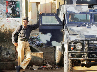 bystanders caught in crossfire between lyari drug peddlers