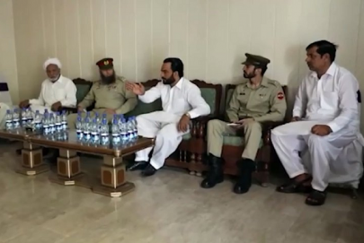 army officers visit families of martyred cops to pay tribute army officers visit families of martyred cops to pay tribute