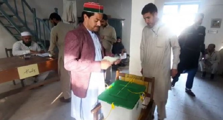 a man taking part in na 45 kurram by polls on oct 30 2022 screengrab