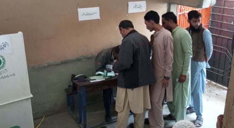 voters stand in line as polling underway for karachi hyderabad lg polls on jan 15 2023 screengrab