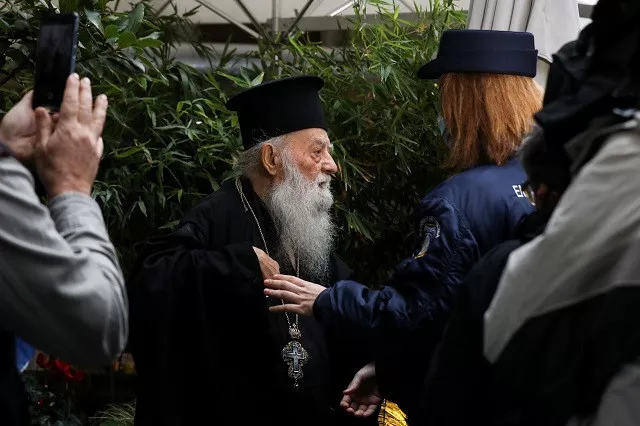 an orthodox priest protests ahead of the arrival of pope francis outside the orthodox archbishopric of greece in athens greece december 4 2021 photo reuters an orthodox priest protests ahead of the arrival of pope francis outside the orthodox archbishopric of greece in athens greece december 4 2021 photo reuters