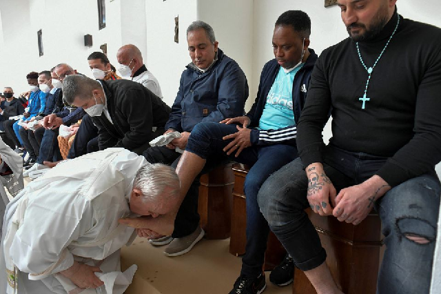 pope francis washes the feet of inmates at the civitavecchia prison in civitavecchia italy april 14 2022 photo reuters pope francis washes the feet of inmates at the civitavecchia prison in civitavecchia italy april 14 2022 photo reuters