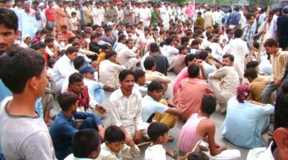 17 injured in violent protest by power loom workers