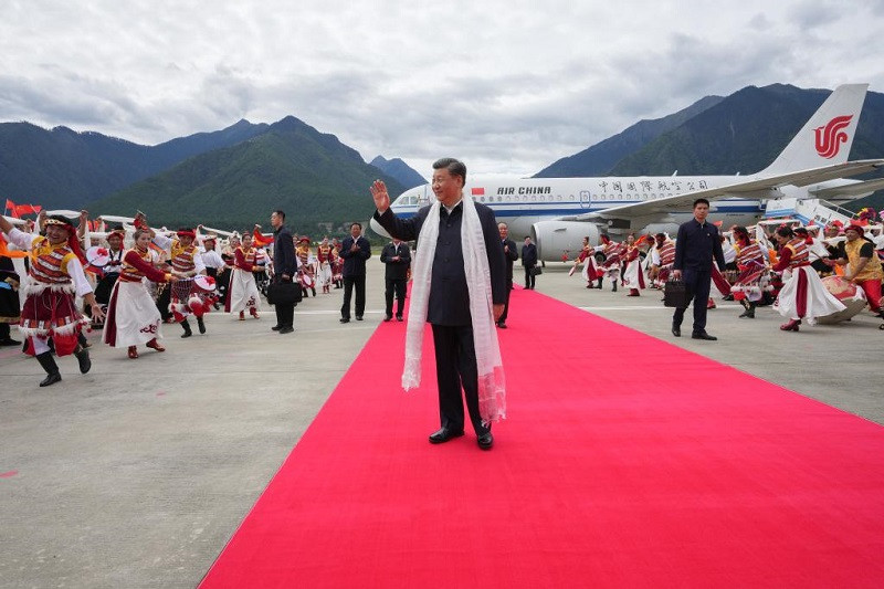 chinese president xi jinping arrives at the nyingchi mainling airport and warmly welcomed by local people in tibet on july 21 2021 photo xinhua