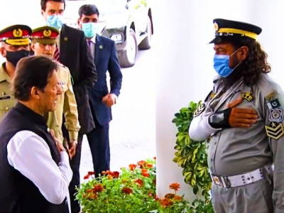 a real hero pm heaps praise on injury stricken cop a real hero pm heaps praise on injury stricken cop