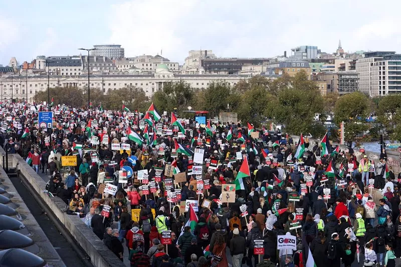 demonstrators protest in solidarity with palestinians in gaza in london britain october 28 2023 photo reuters demonstrators protest in solidarity with palestinians in gaza in london britain october 28 2023 photo reuters