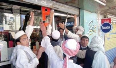 alleged negligence protesters thrash doctors block road alleged negligence protesters thrash doctors block road