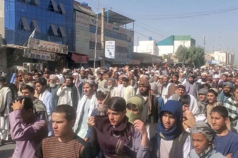 Photo of Thousands protest against Taliban in Kandahar over evictions