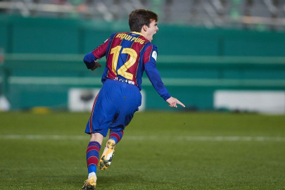 puig takes centre stage for barca after season in background