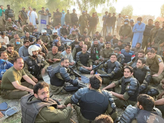 dig operations lahore sohail chaudhry ssp operations ismail kharak and the divisional sps in anti riot gear near muridke to respond to the crackdown efforts to halt the movement of the protestors on oct 27 2021 photo express dig operations lahore sohail chaudhry ssp operations ismail kharak and the divisional sps in anti riot gear near muridke to respond to the crackdown efforts to halt the movement of the protestors on oct 27 2021 photo express